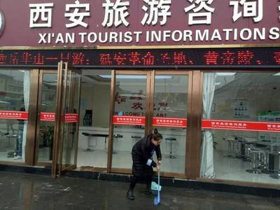 雪中堅守,西安市旅游信息咨詢中心為游客做好服務